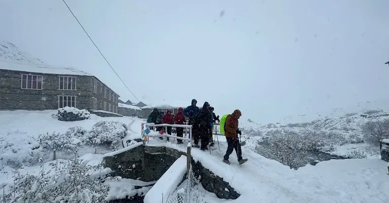 নেপালে তীব্র তুষারঝড়ে আটকা পর্যটক